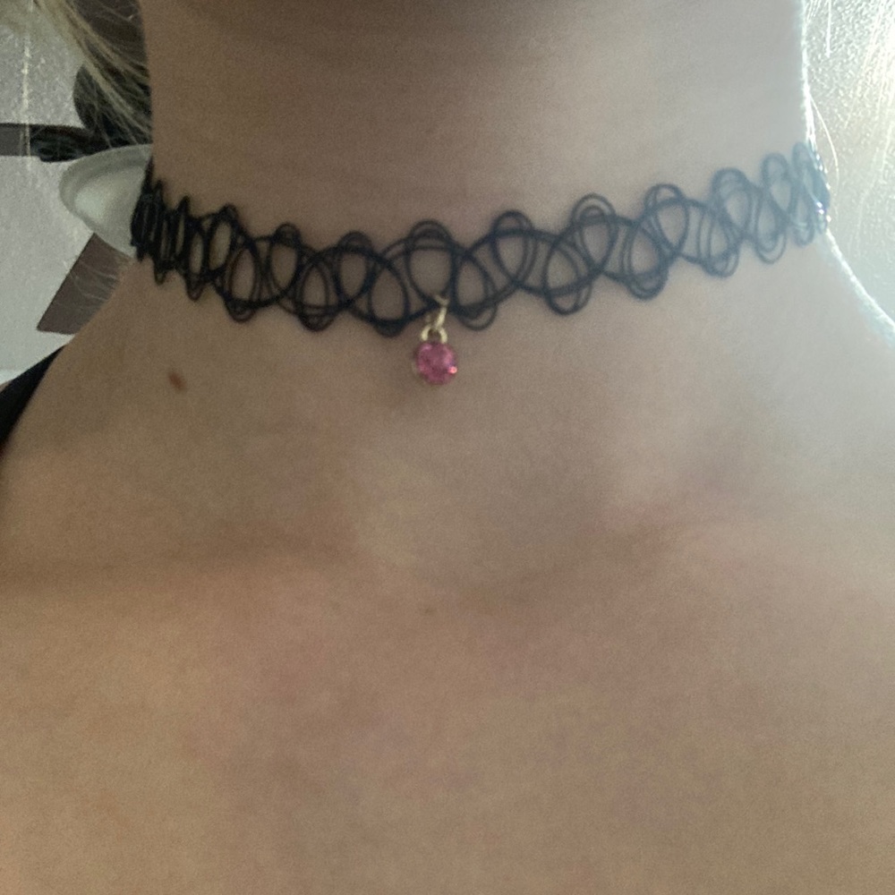 Women’s choker